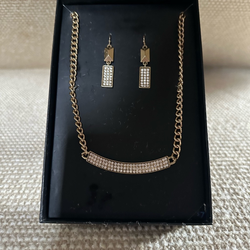 Elegant Gold Necklace and Earring Set
